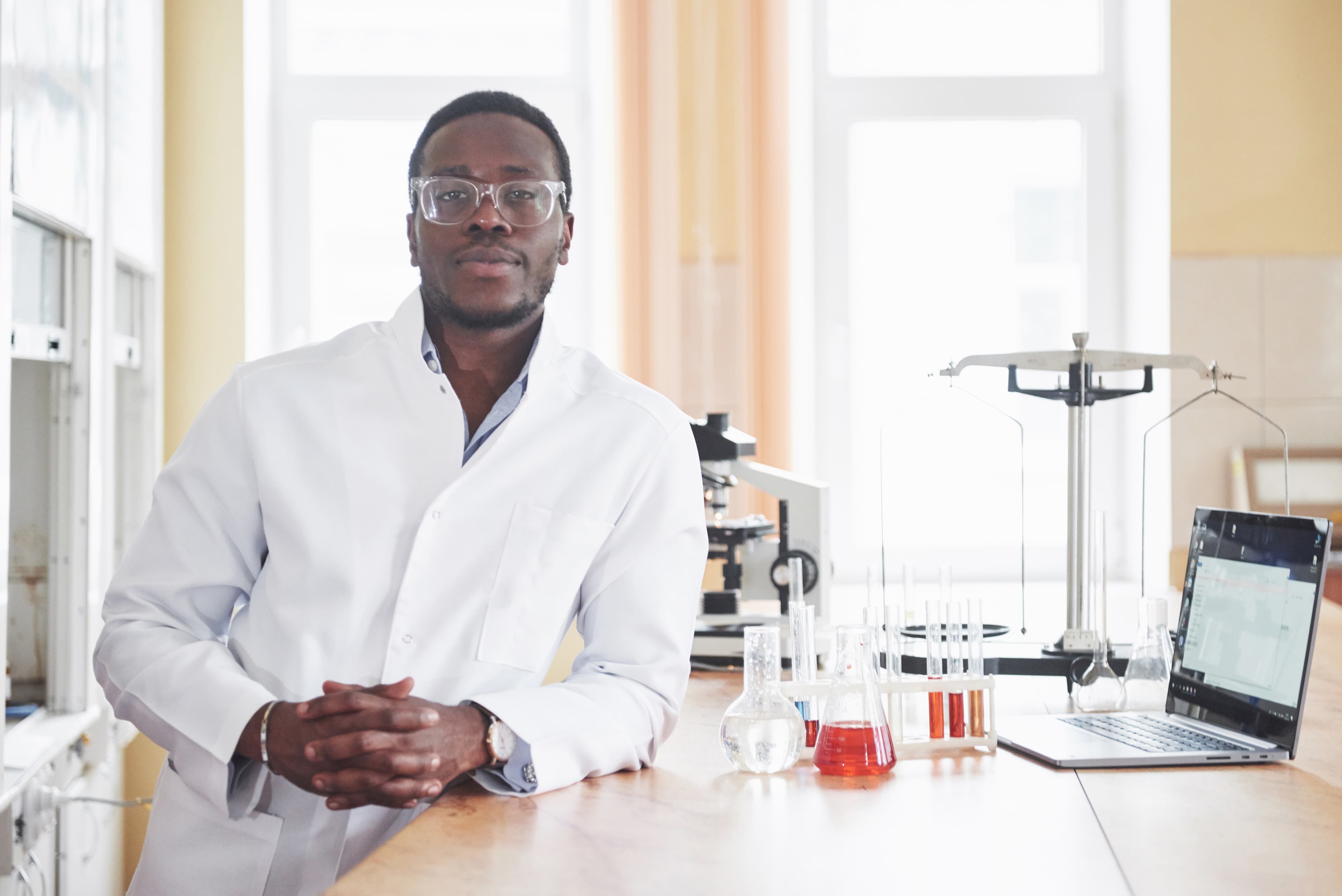 A lab scientist reviewing diagnostic procedures with a colleague